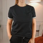 MAISON T-SHIRT ΜΕ ΣΙΡΙΤΙ ΣΤΟ ΜΑΝΙΚΙ ΜΑΥΡΟ