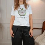APPLE T-SHIRT ΜΕ ΣΧΕΔΙΟ ΜΗΛΟ ΜΕ ΣΤΡΑΣ ΛΕΥΚΟ