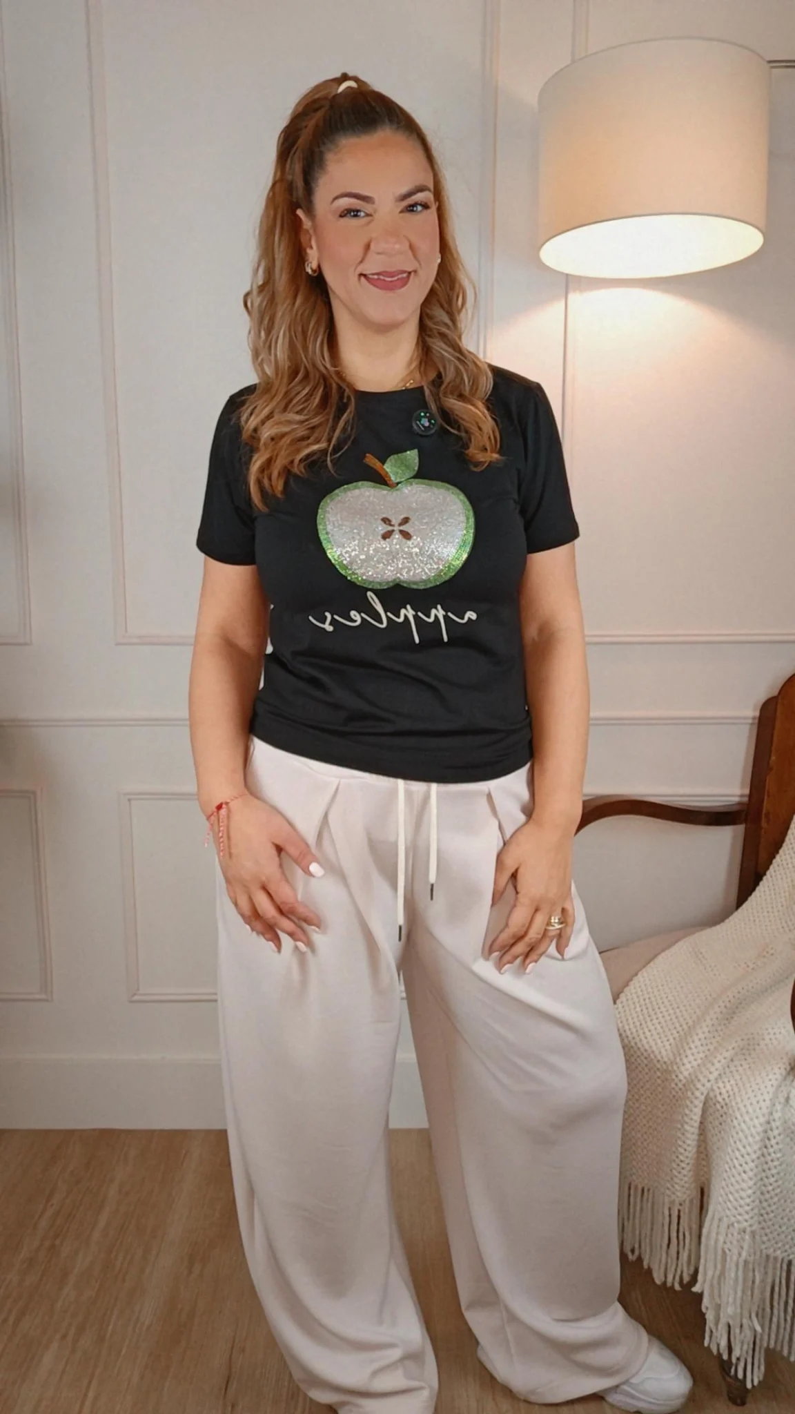 IMG_20260312_182017_021 APPLE T-SHIRT ΜΕ ΣΧΕΔΙΟ ΜΗΛΟ ΜΕ ΣΤΡΑΣ ΜΑΥΡΟ - Image 1